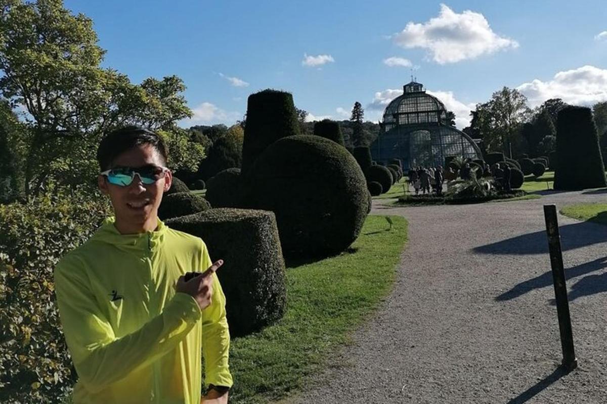 un uomo con una camicia gialla che indica un giardino