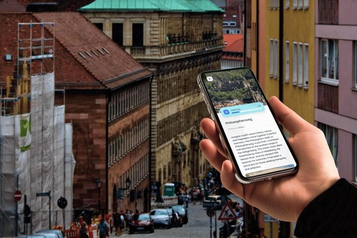 una persona che tiene in mano un telefono cellulare in una città