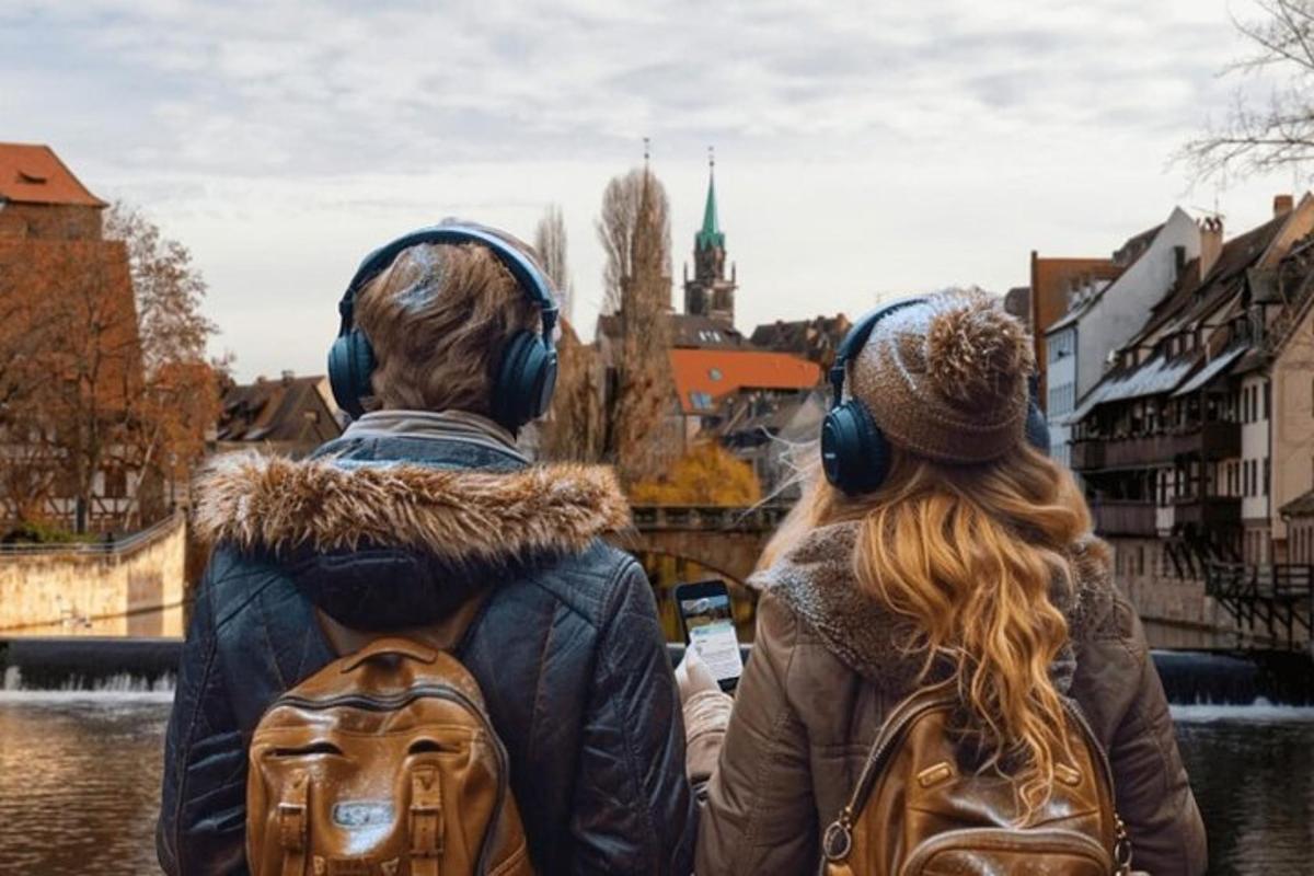 due persone che indossano le cuffie e guardano un fiume