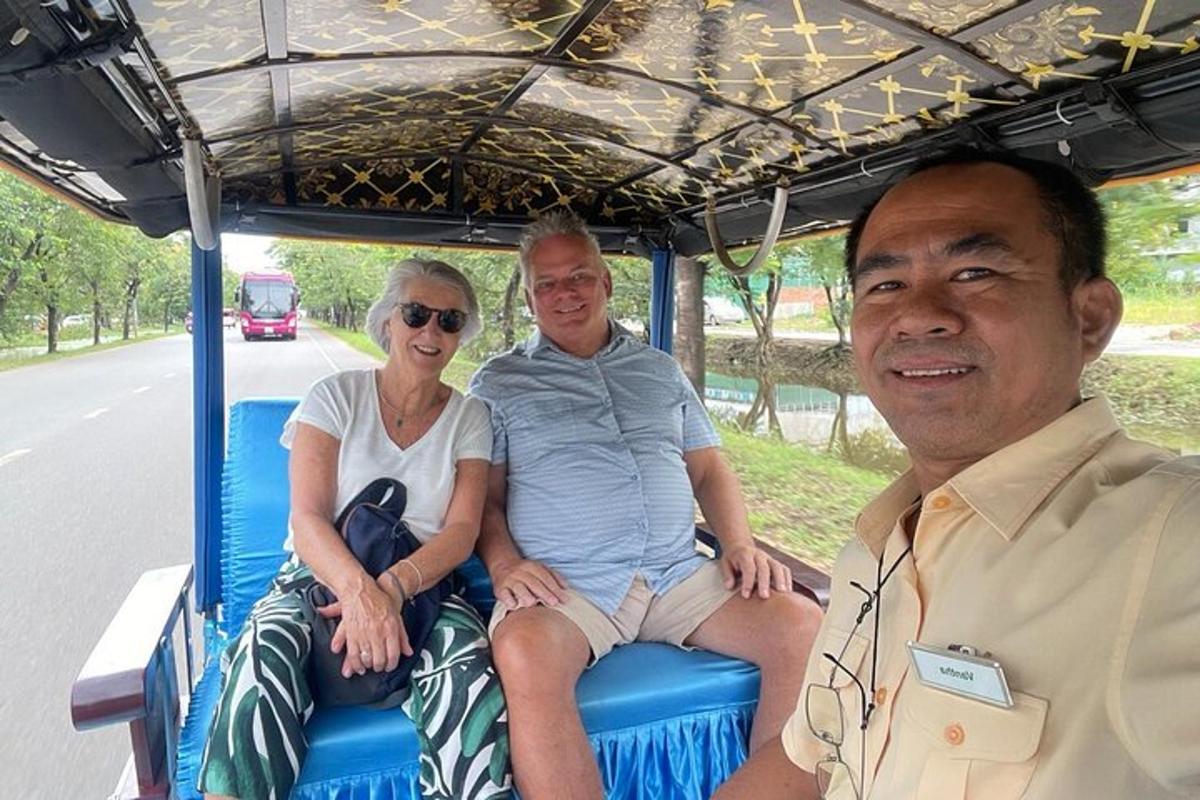 tre persone sedute sul retro di un autobus