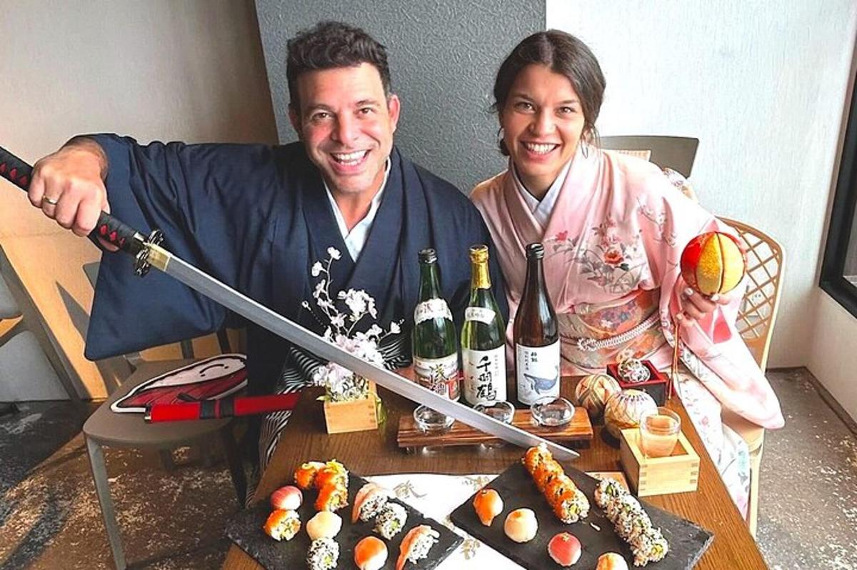 muž a žena sedící u stolu se sushi