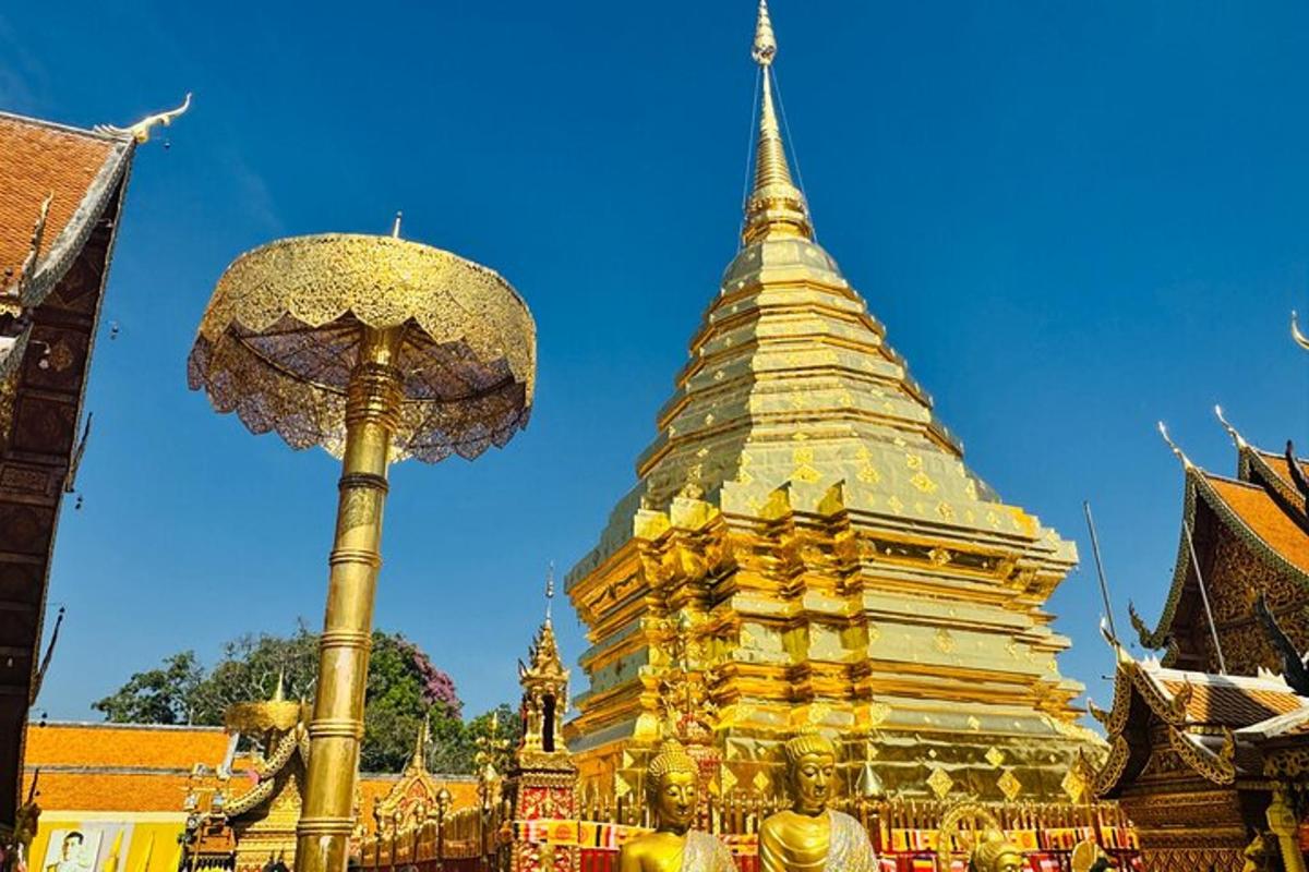 pagoda ar ielu apgaismojumu ēkas priekšā
