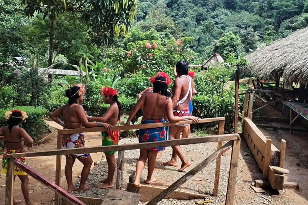 un gruppo di bambini in piedi attorno a una staccionata di legno