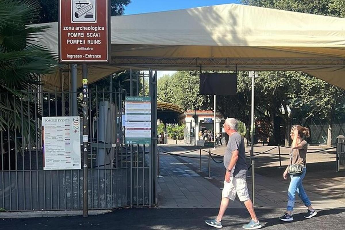 muž a žena jdoucí kolem autobusové zastávky