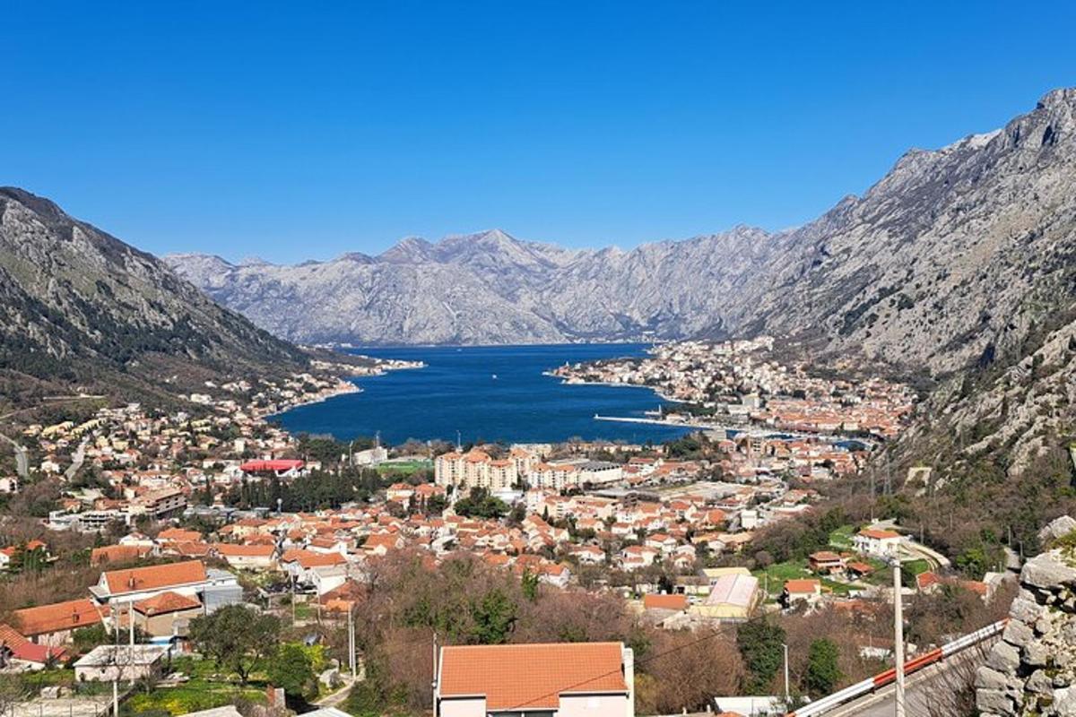 θέα μιας πόλης και ενός υδάτινου σώματος