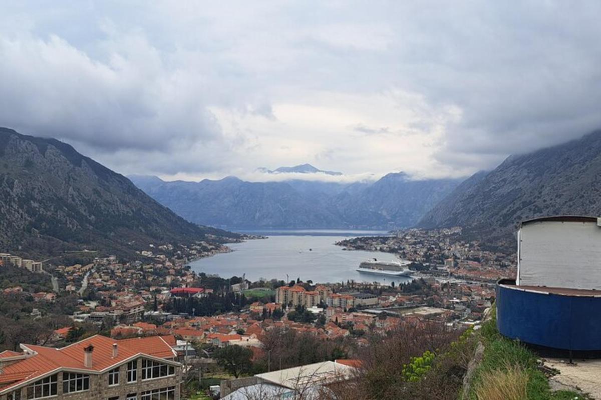 θέα μιας πόλης και ενός υδάτινου σώματος