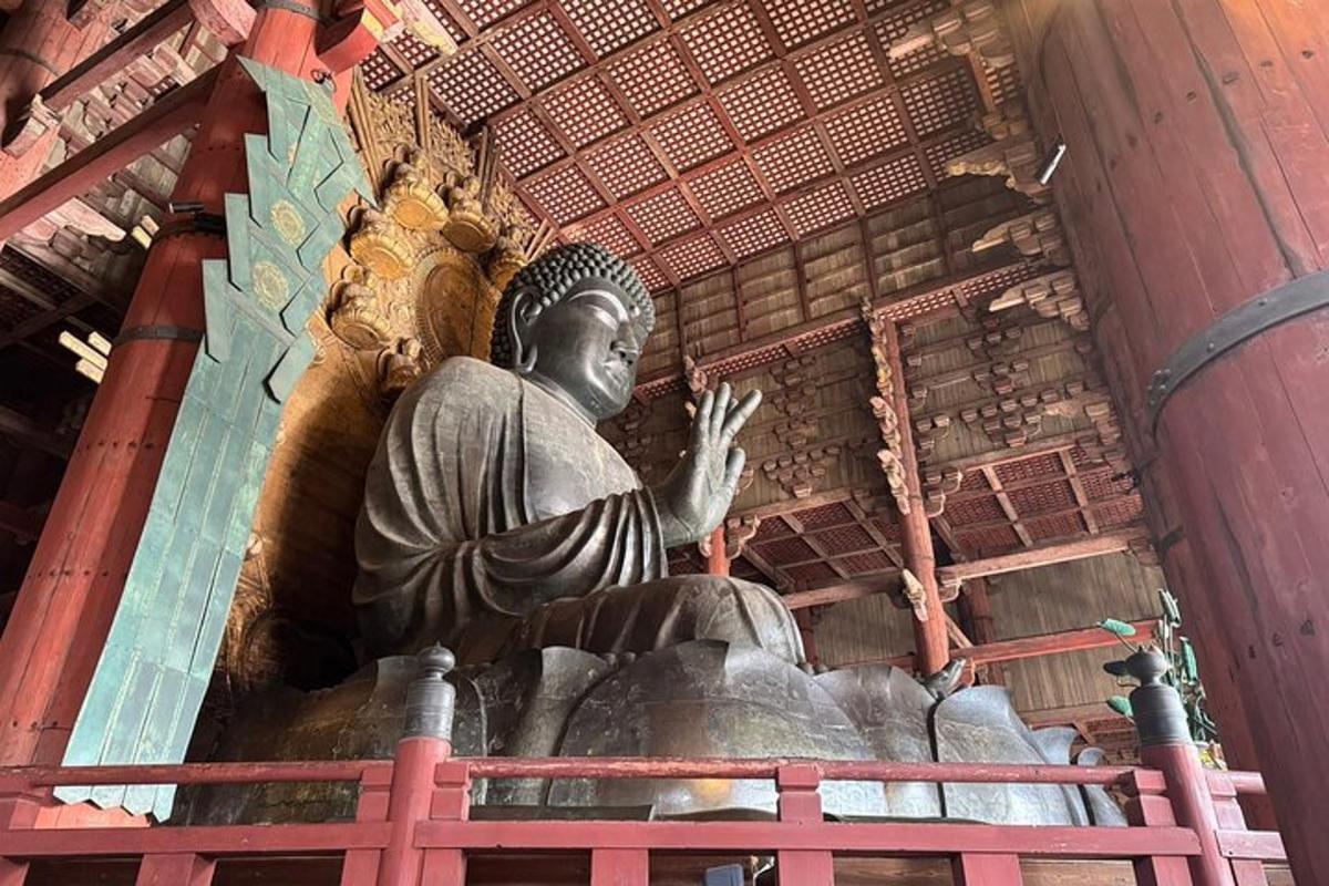 en statue av en buddha i en bygning