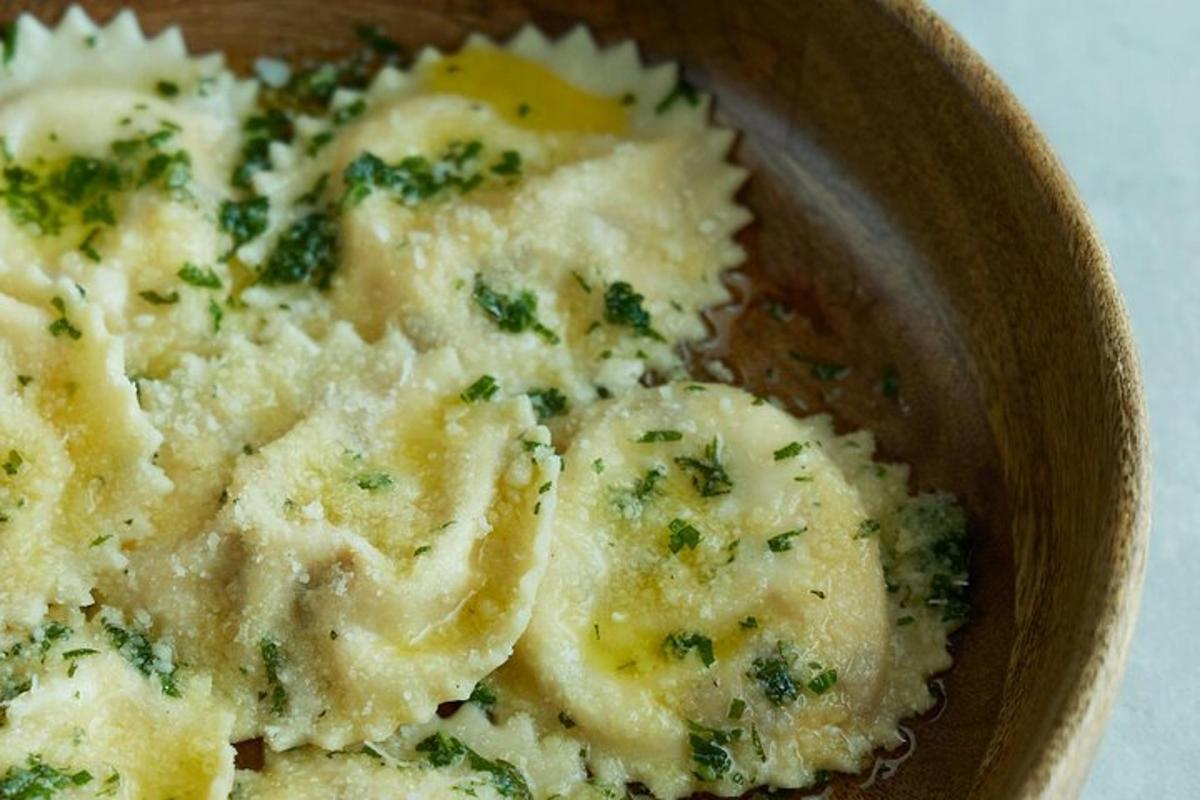 uma tigela de madeira com comida, brócolis e couve-flor
