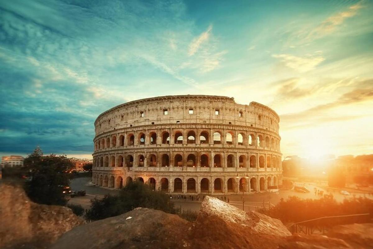 un grande edificio con il Colosseo al tramonto