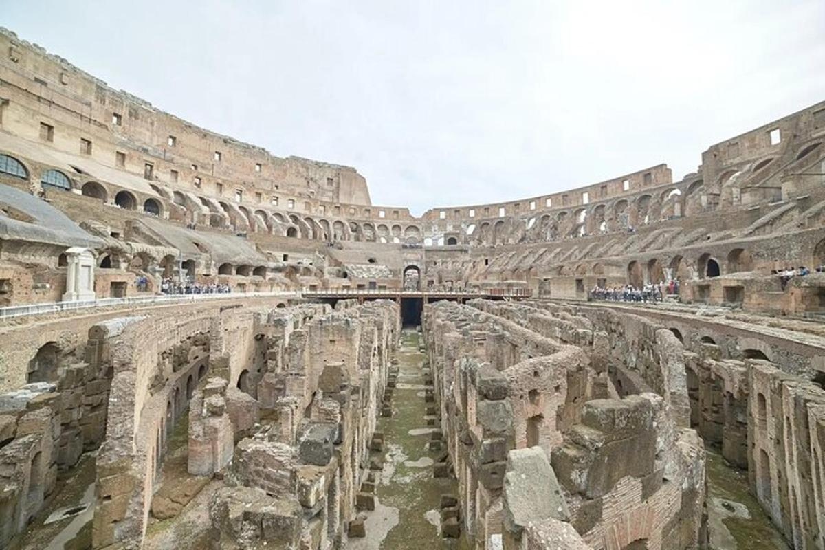 una vista interna dell'anfiteatro del Colosseo
