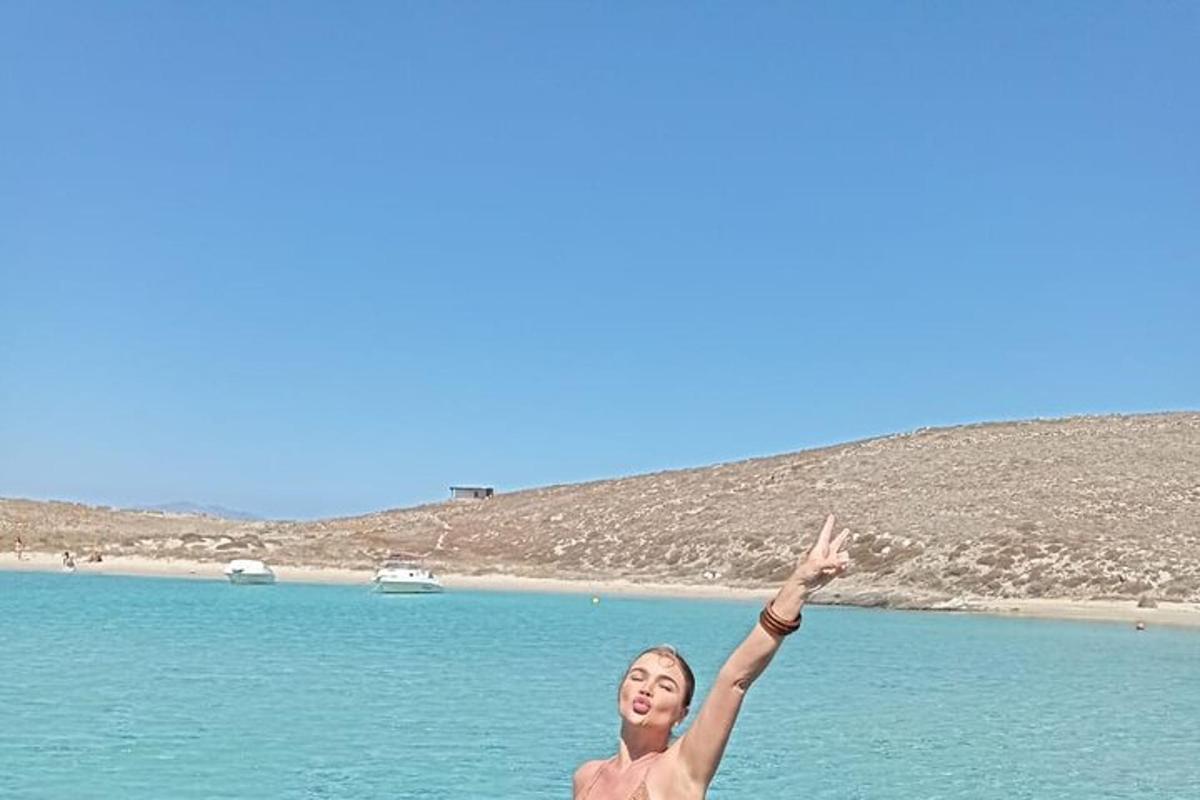 eine Frau, die mit der Hand in der Luft im Wasser steht