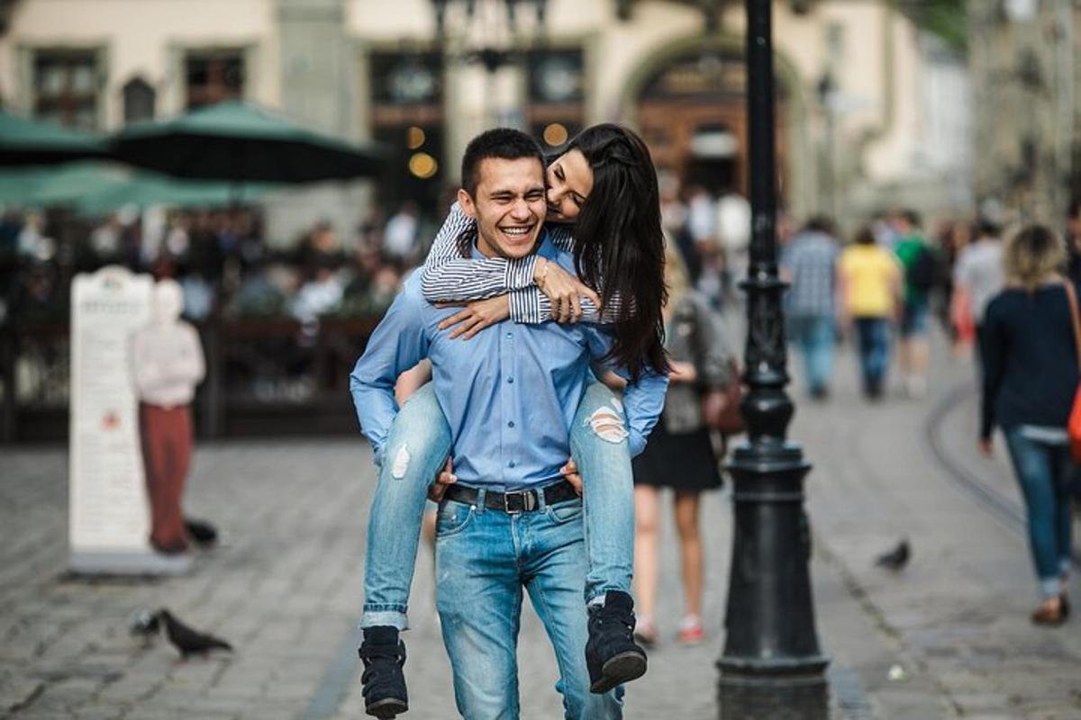 một người đàn ông và một người phụ nữ đang đi bộ trên phố