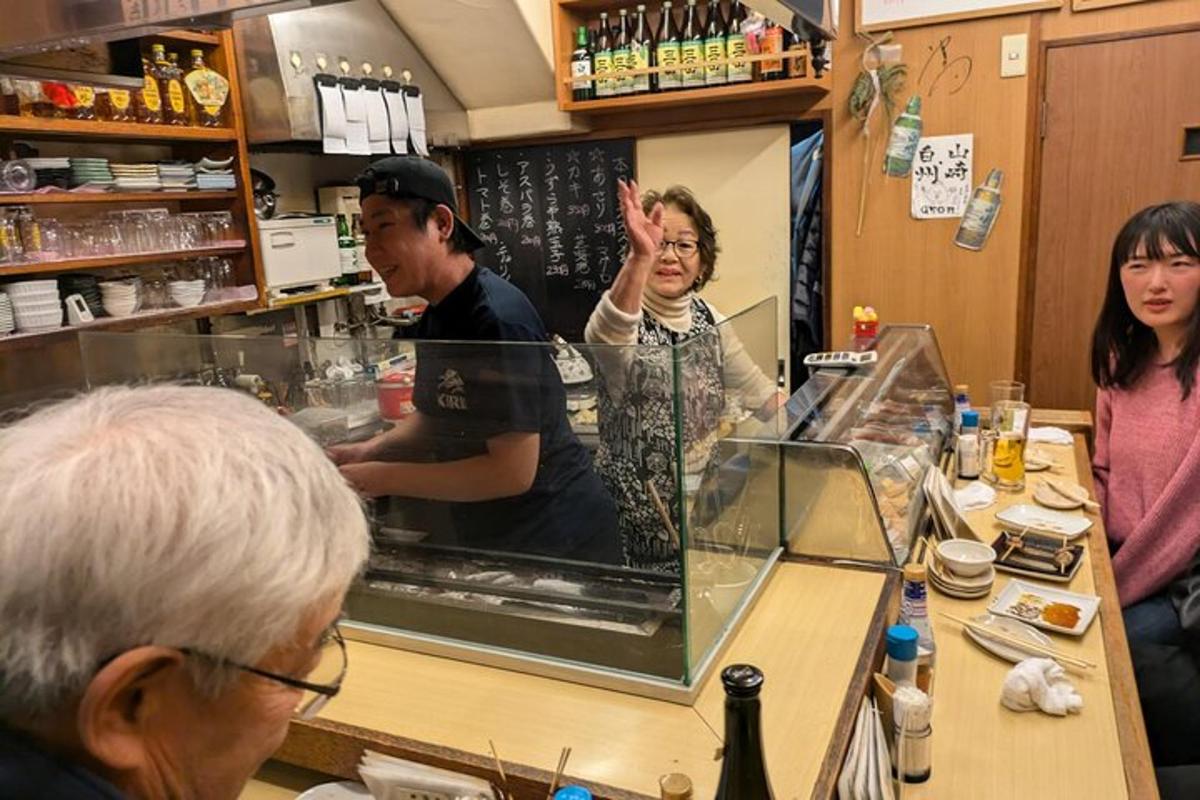 ženska, ki stoji za pultom v restavraciji