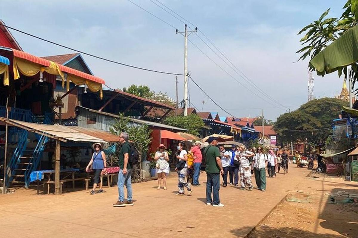 un grup de persones caminant per un carrer