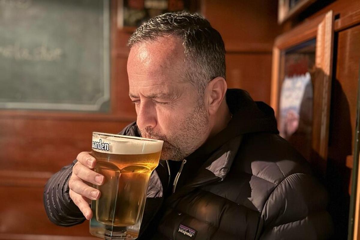 un home està bevent un got de cervesa