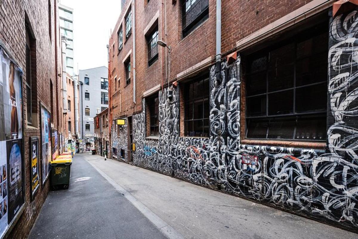 allee, mille hoone küljel on grafiti