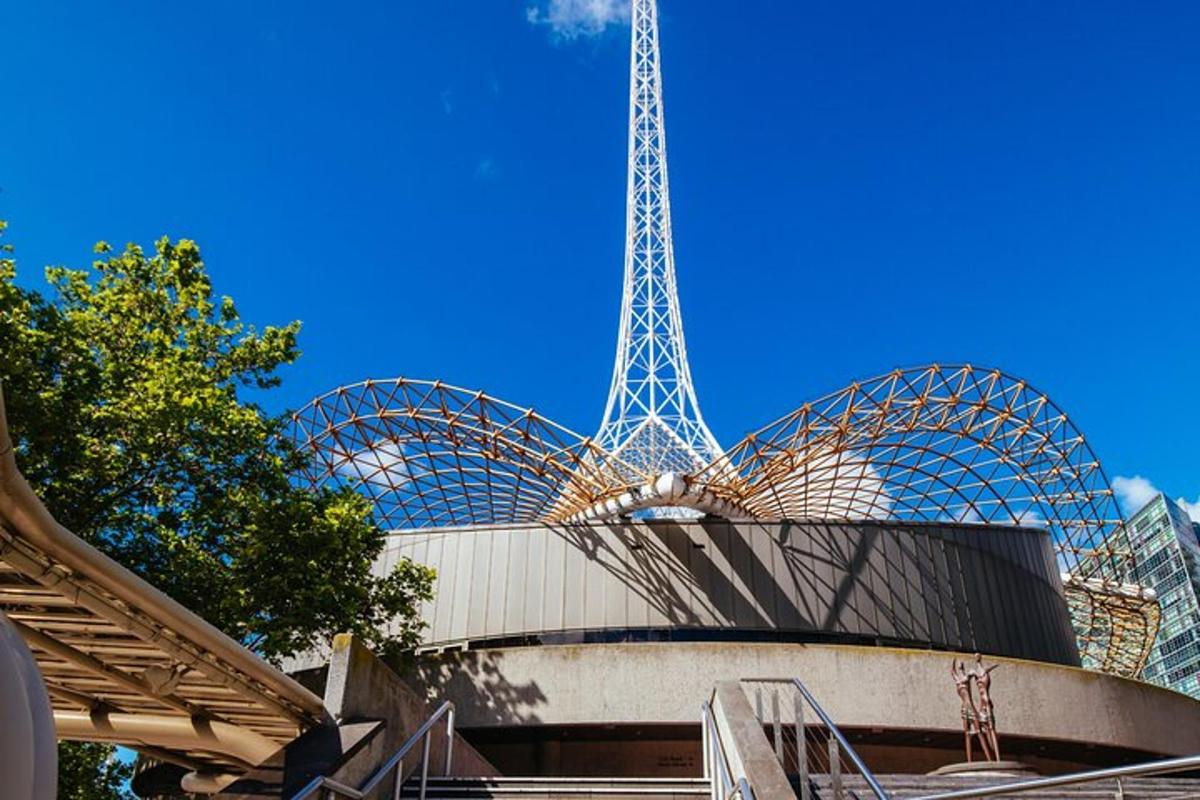 una vista della torre Eiffel in città