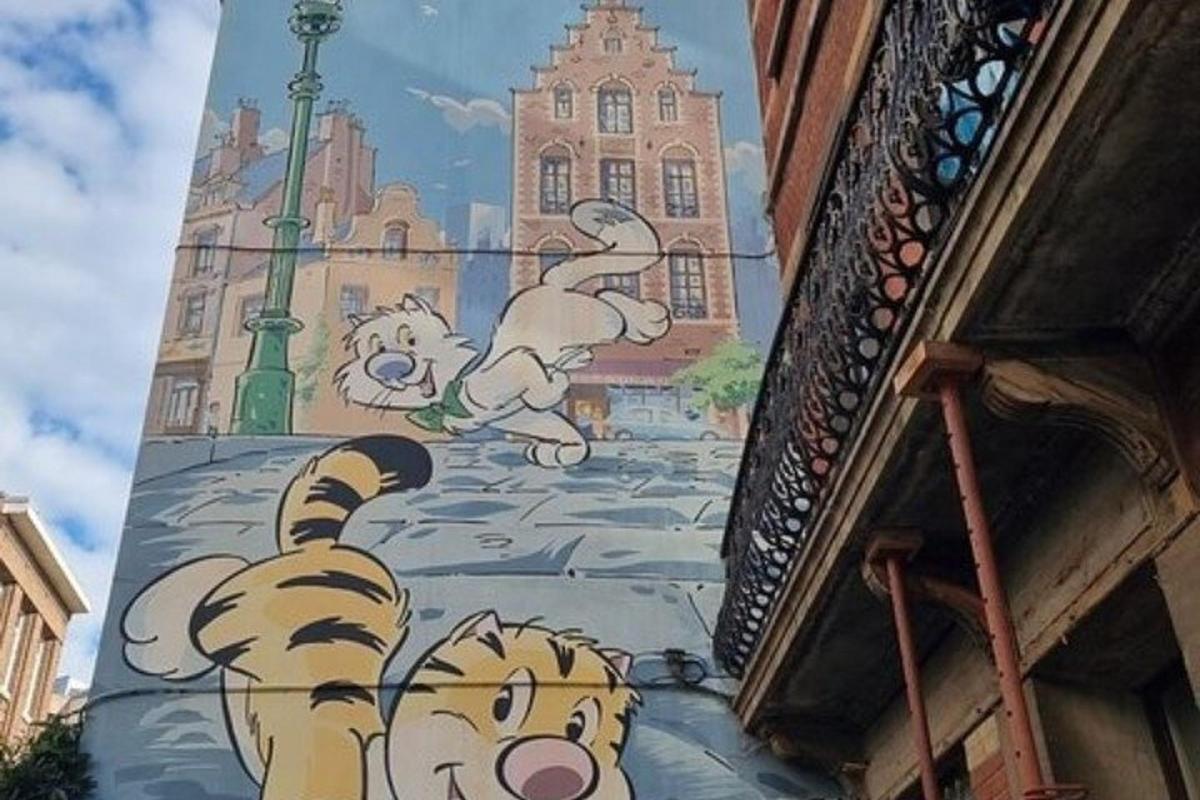 egy rajzfilm tigris falfestménye egy épület oldalán