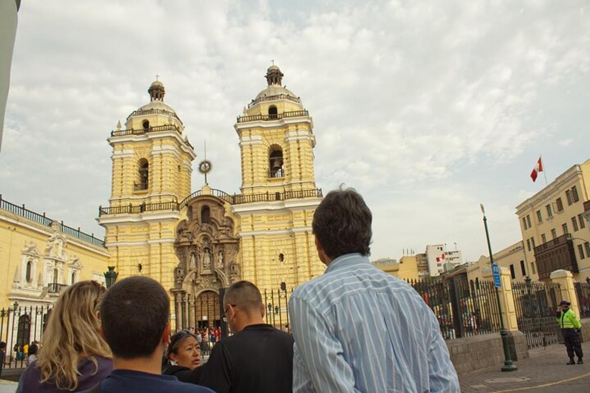 um grupo de pessoas em pé em frente a um prédio