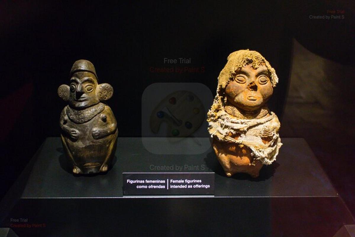 dois artefatos em uma prateleira com um relógio nela