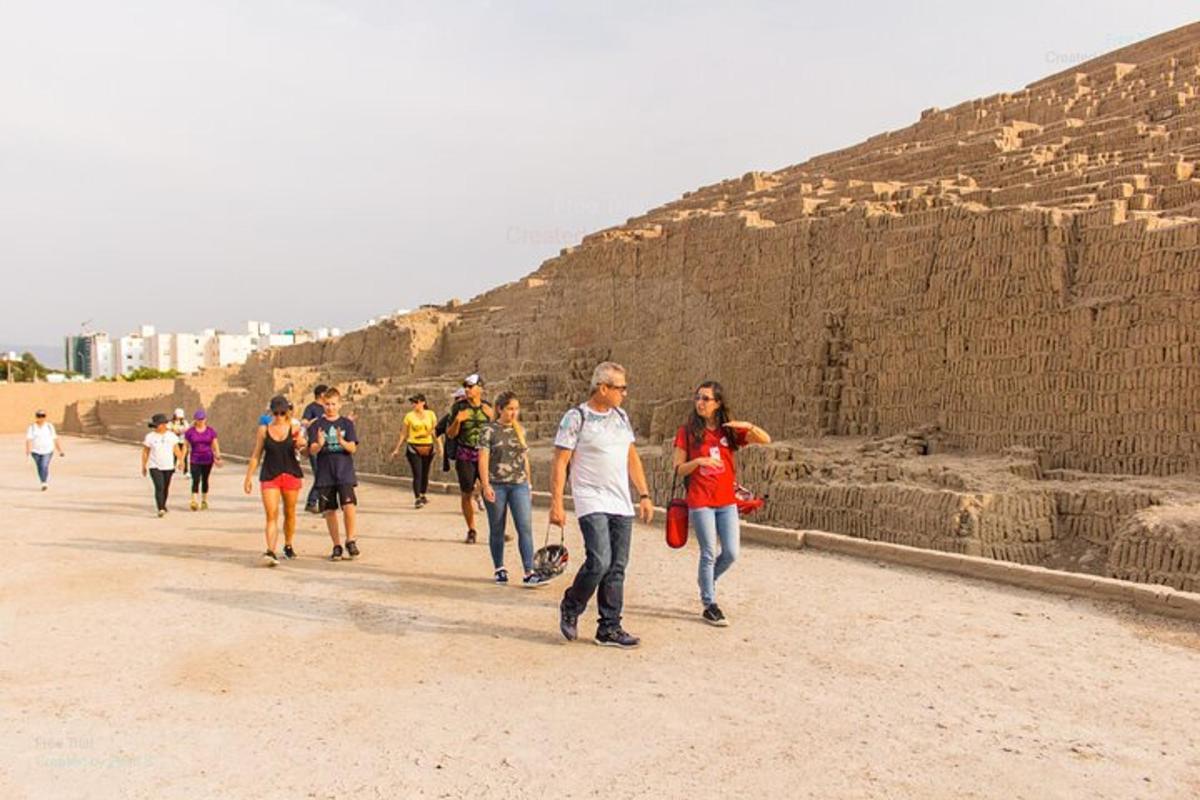 um grupo de pessoas caminhando ao longo da lateral de uma pirâmide
