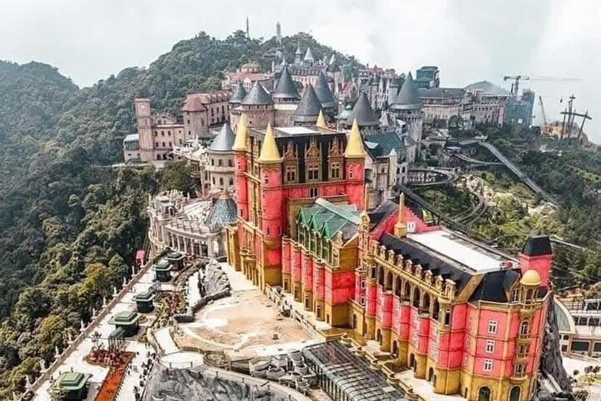 hrad na vrcholu hory s budovami
