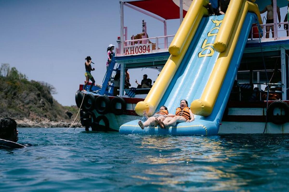 una donna e un bambino su uno scivolo d'acqua