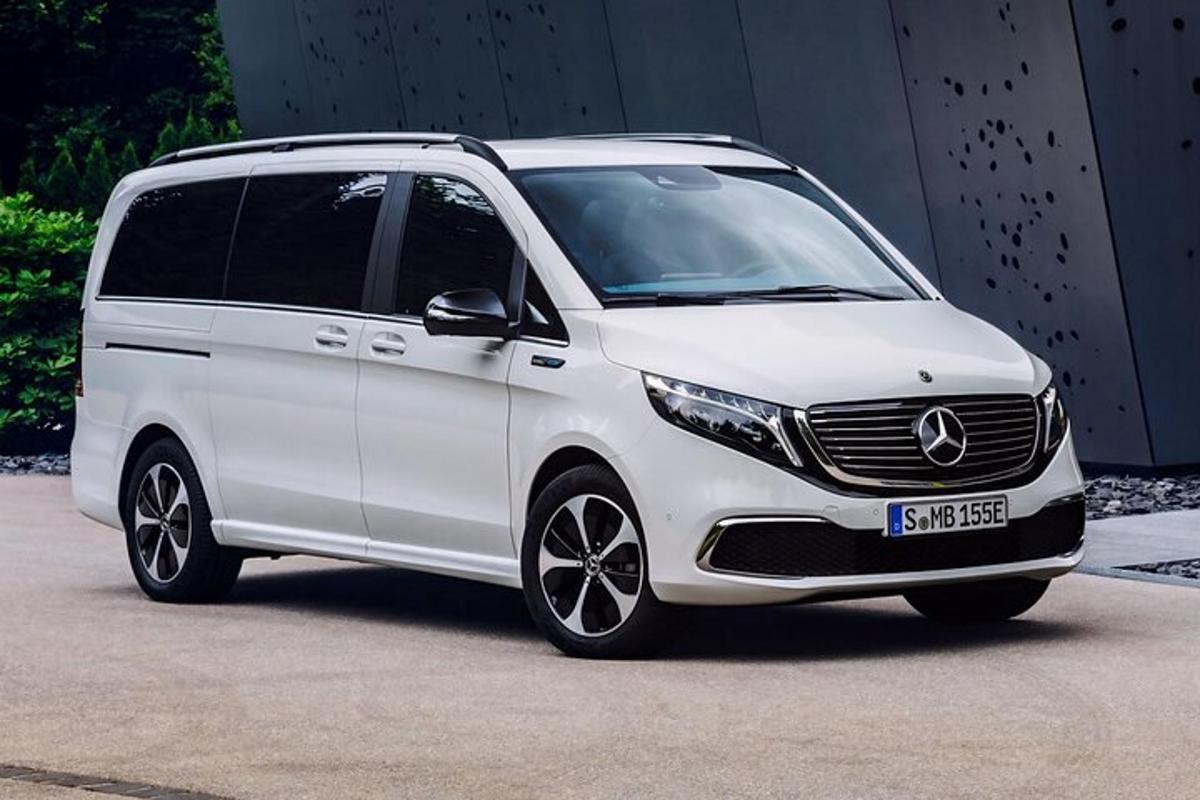 sebuah mobil van putih diparkir di tempat parkir