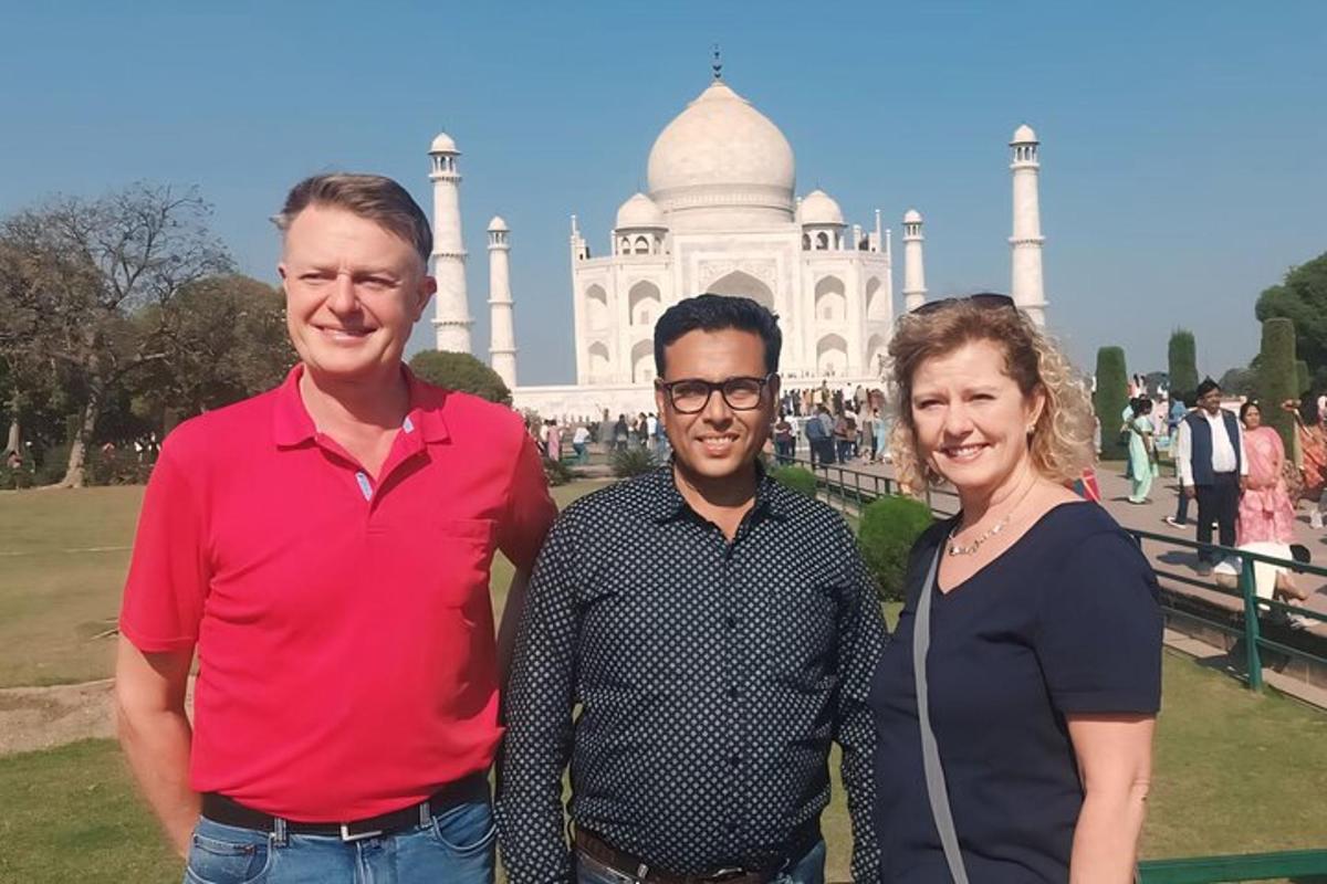 un uomo e una donna in piedi davanti al Taj Mahabalipuram