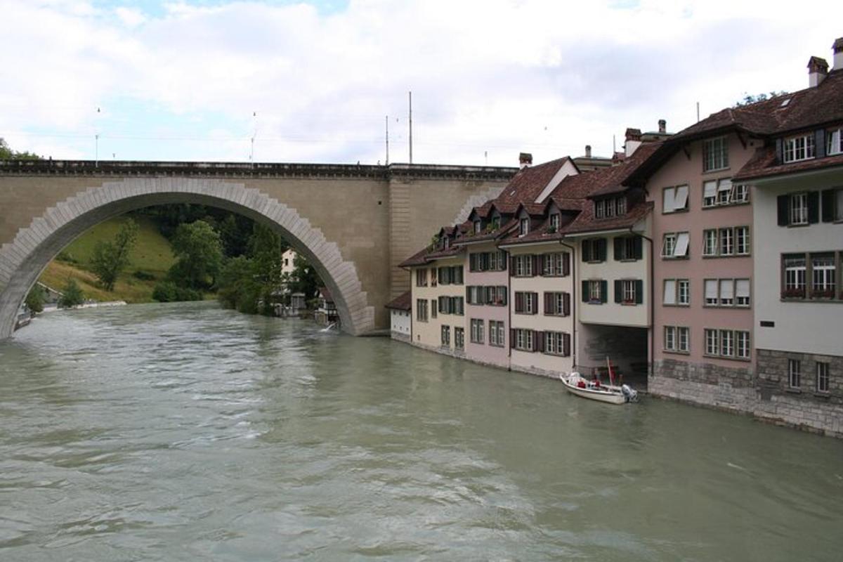 un ponte sopra un fiume accanto ad alcuni edifici