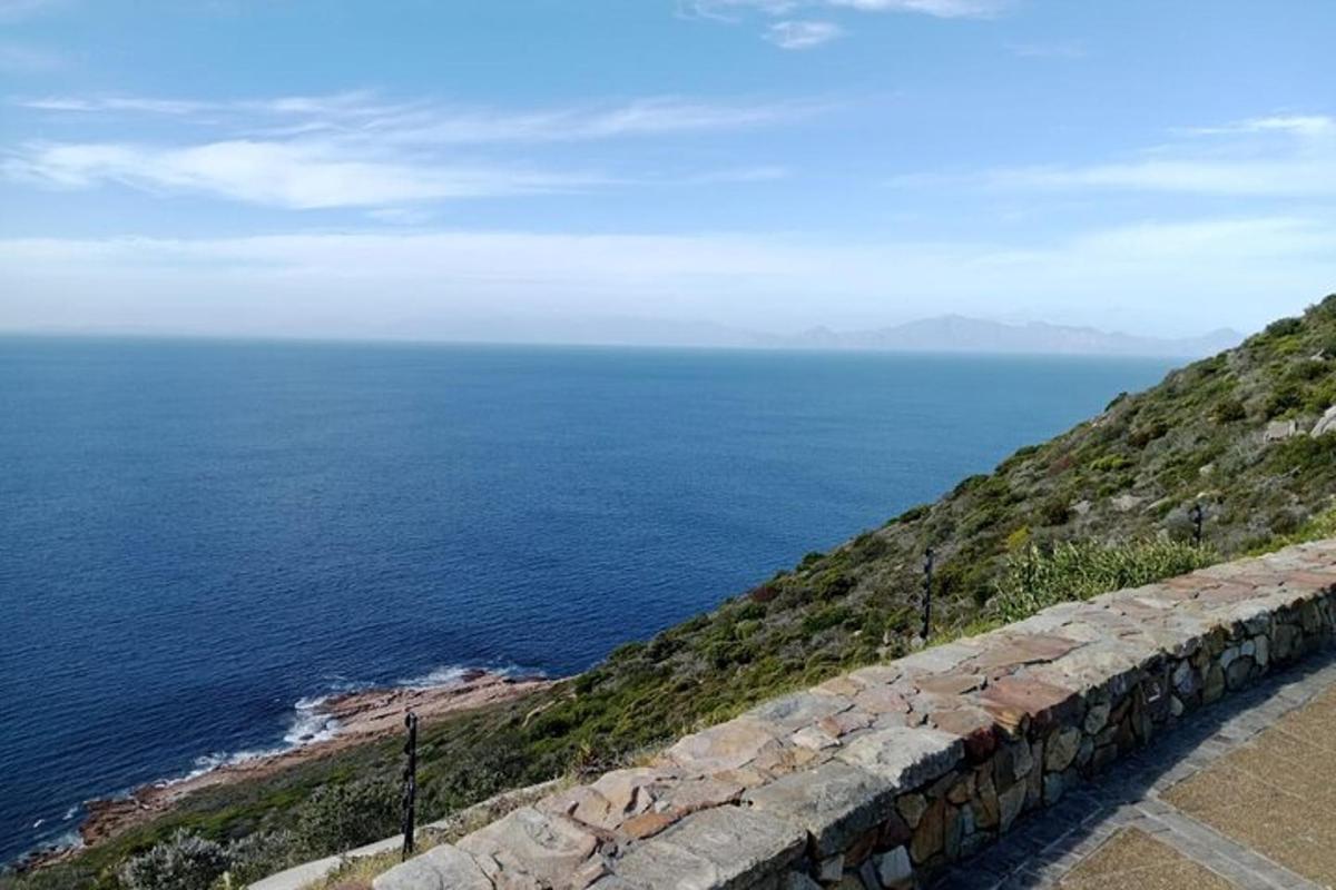 una vista de l'oceà des d'un penya-segat