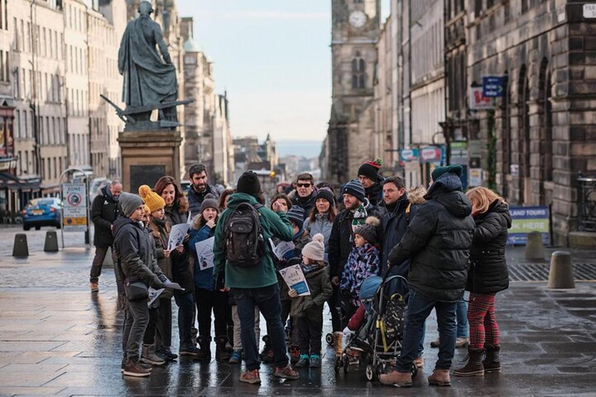 um grupo de pessoas em pé em uma rua da cidade