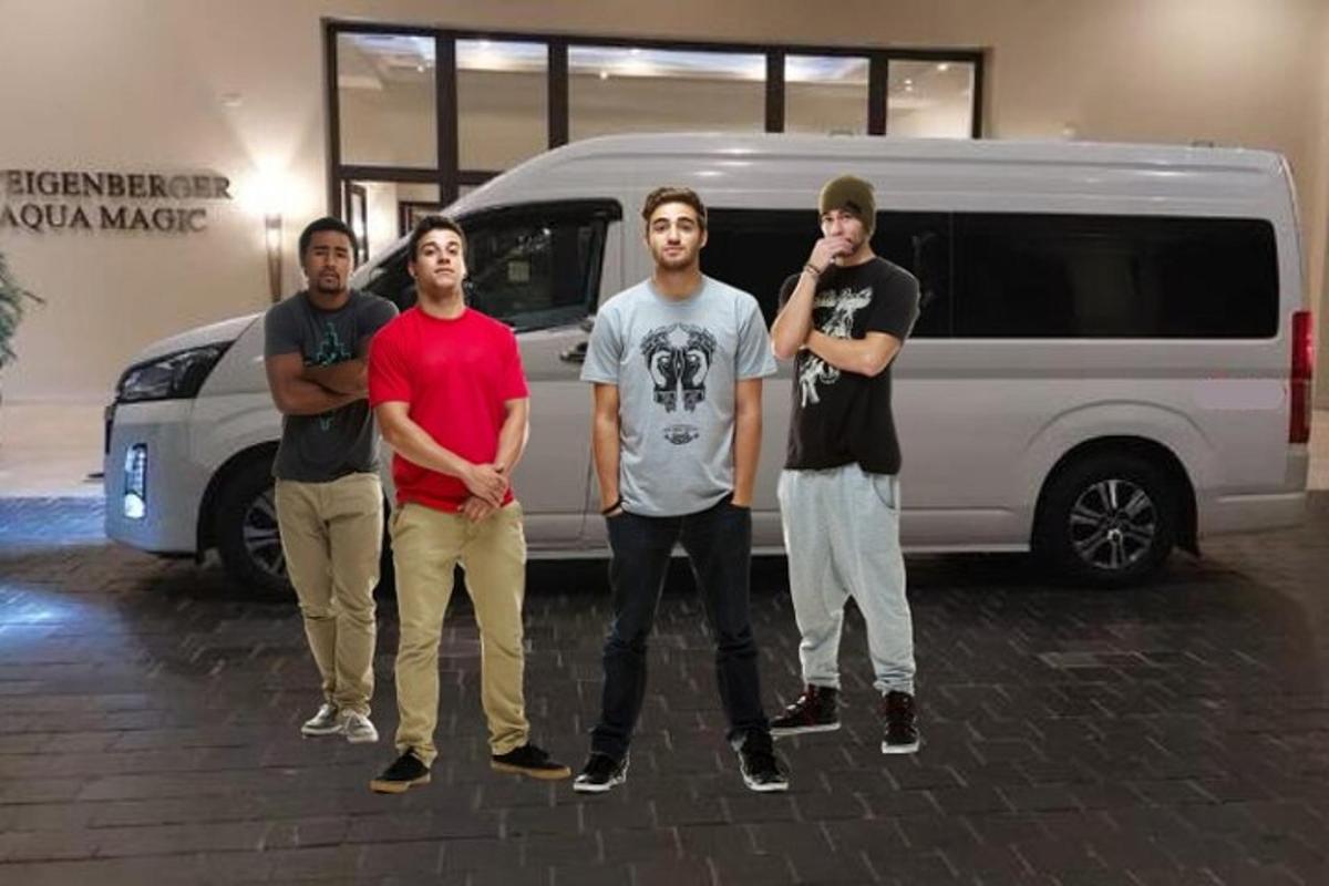 Un grupo de hombres de pie frente a una camioneta