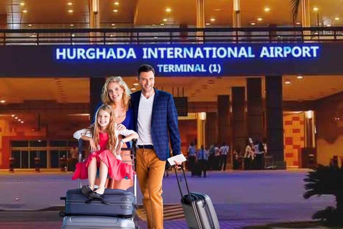 Un hombre y una niña con equipaje en un aeropuerto.