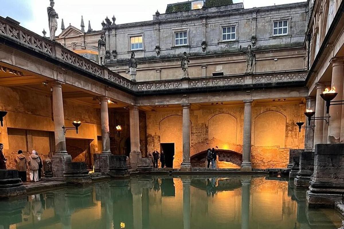 Un patio de un edificio con una piscina de agua.