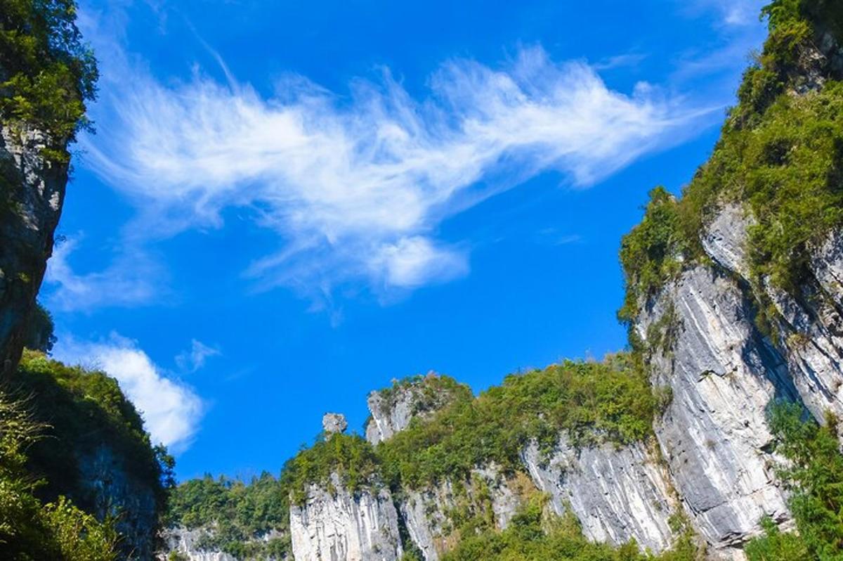 una vista di una montagna con un cielo azzurro
