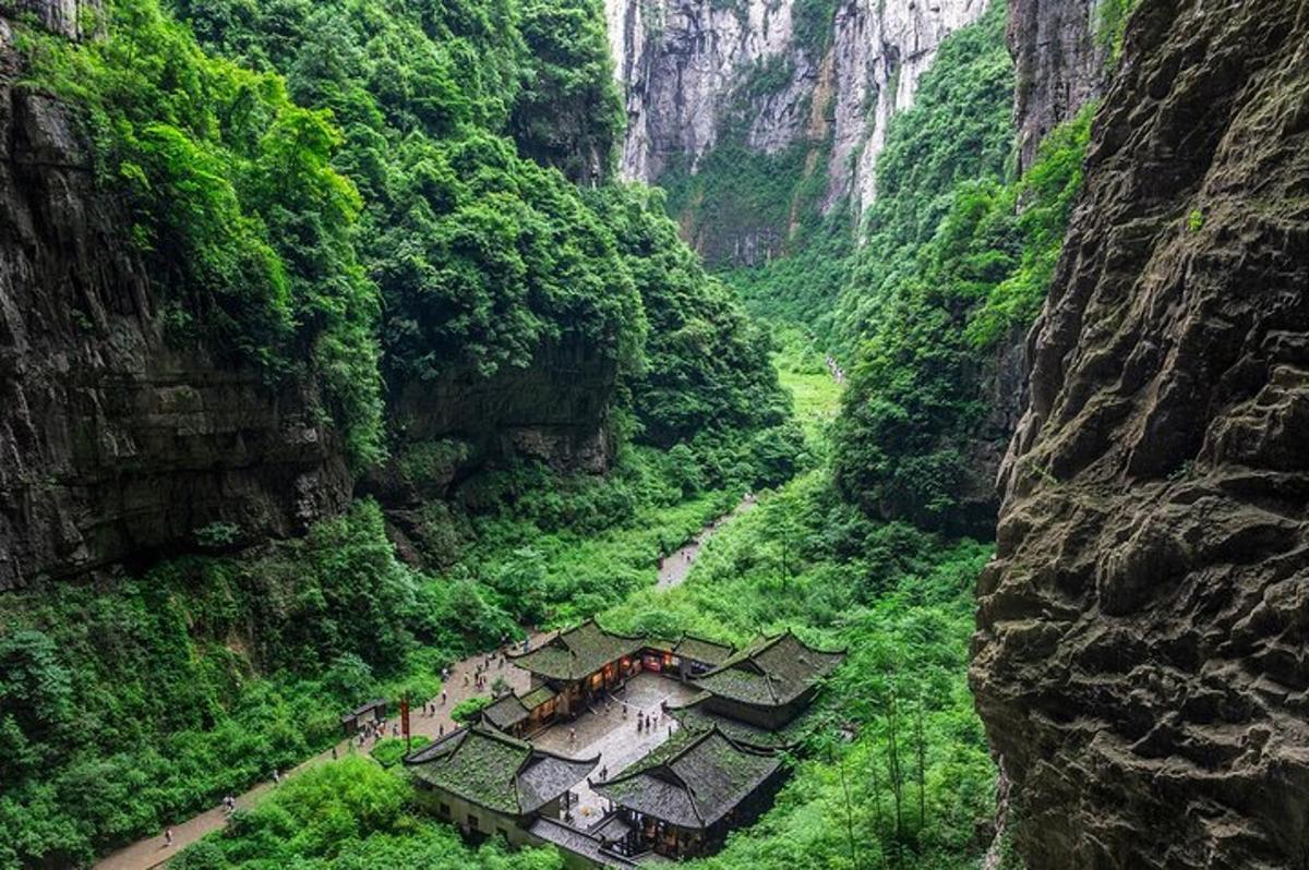 una vista aerea di un villaggio in un canyon
