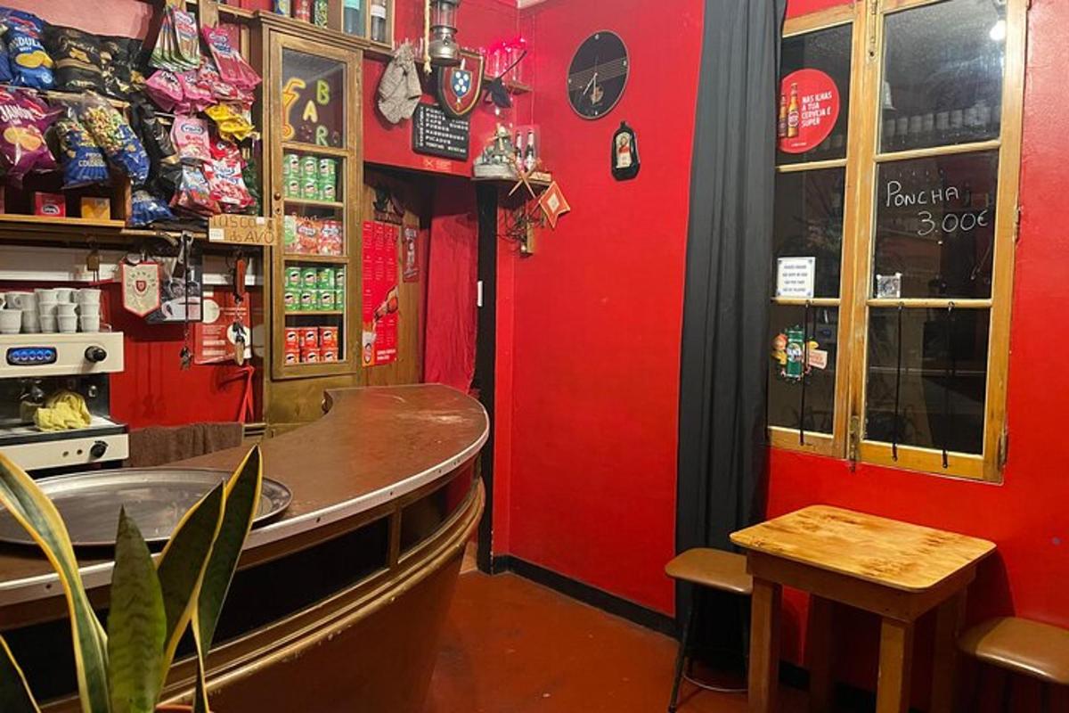 Bar á veitingastað með rauðum vegg