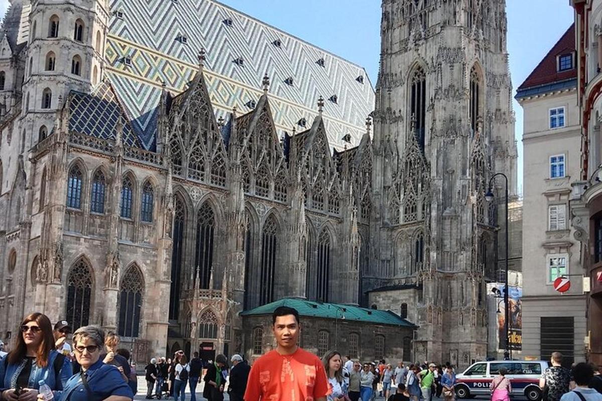grupp inimesi, kes seisavad katedraali ees
