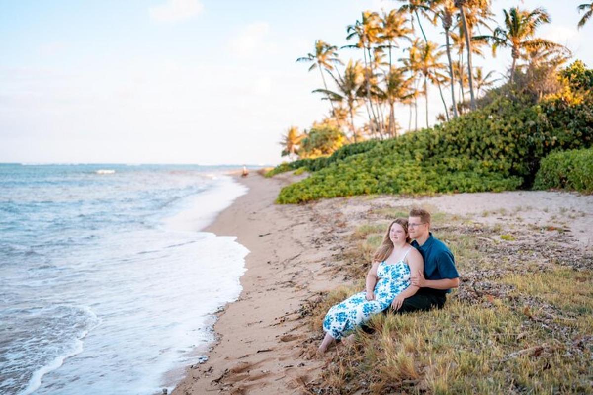 um homem e uma mulher sentados na praia