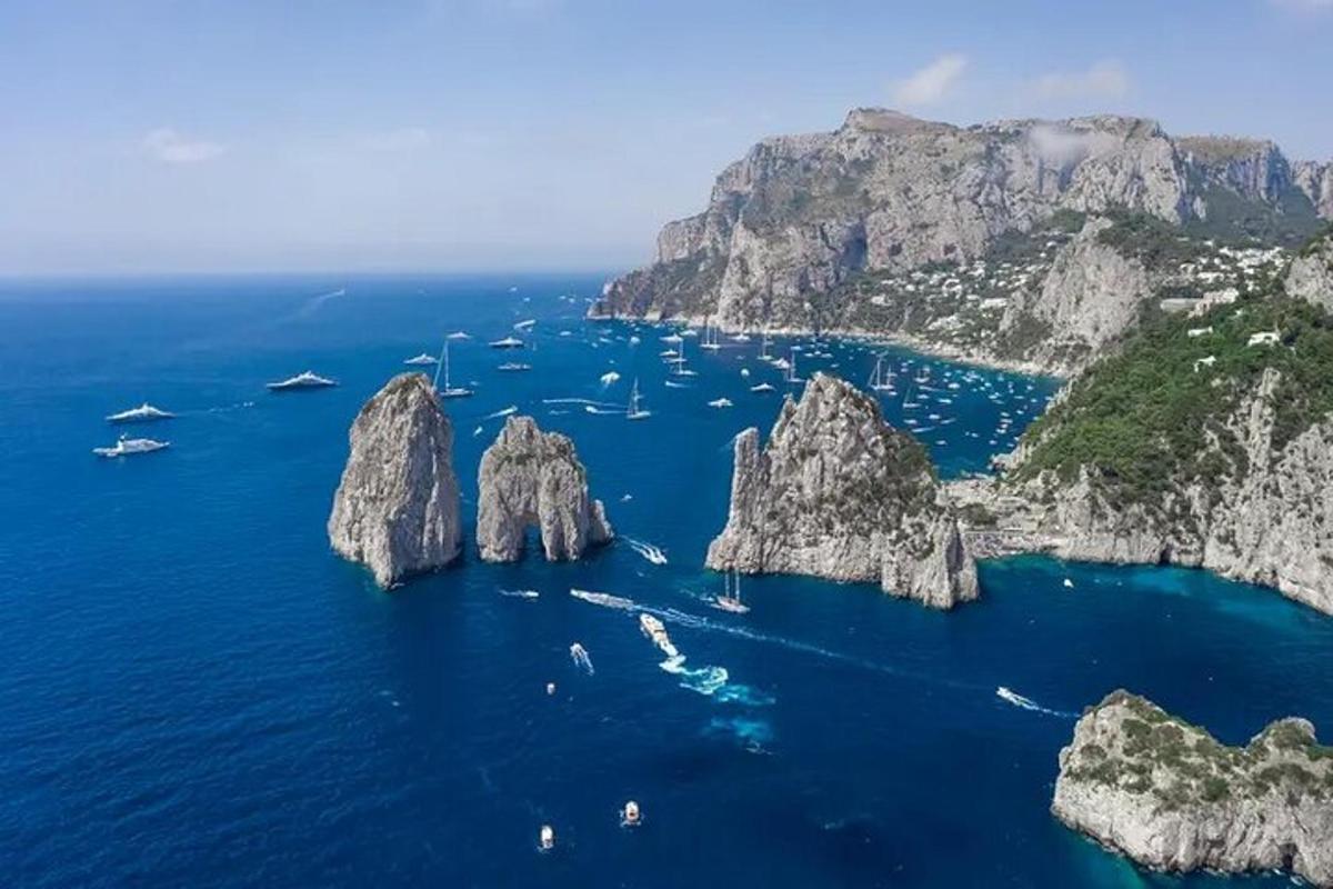 Zračni pogled na amalfijsko obalo s čolni