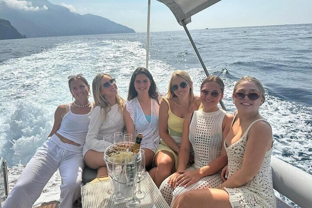 eine Gruppe von Frauen, die auf einem Boot sitzen