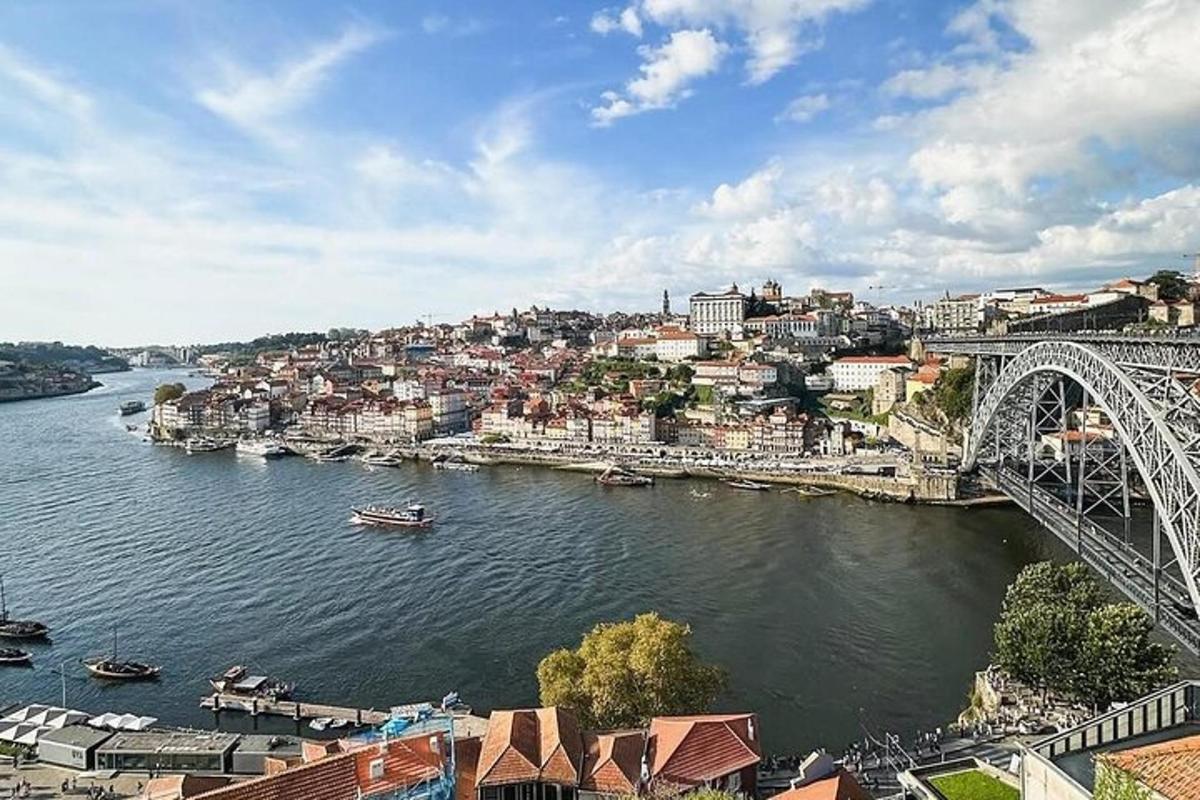 vaade jõele silla ja linnaga