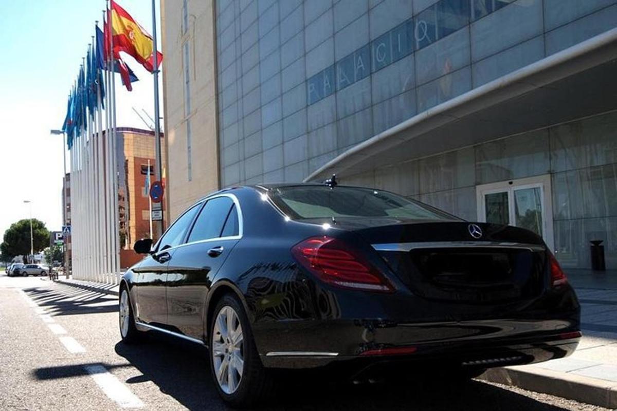must auto pargitud hoone ette