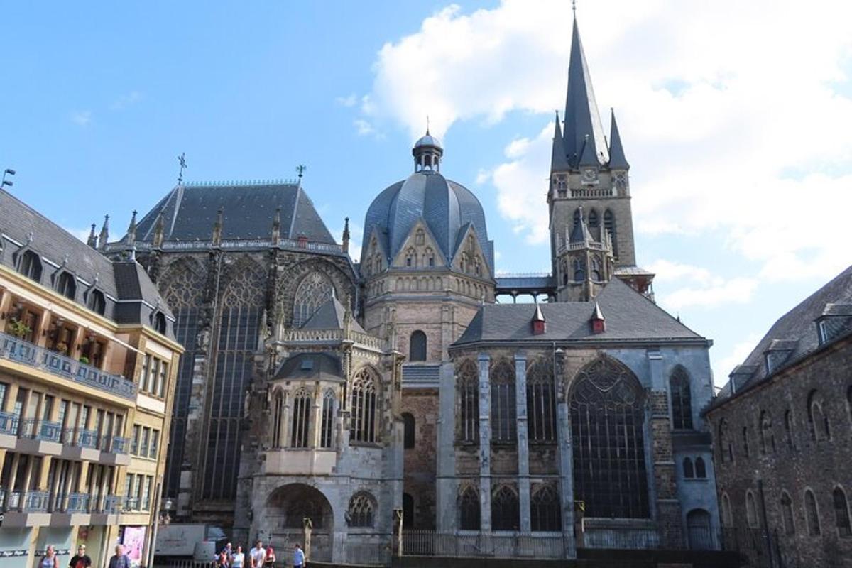 una grande cattedrale con una torre e una chiesa