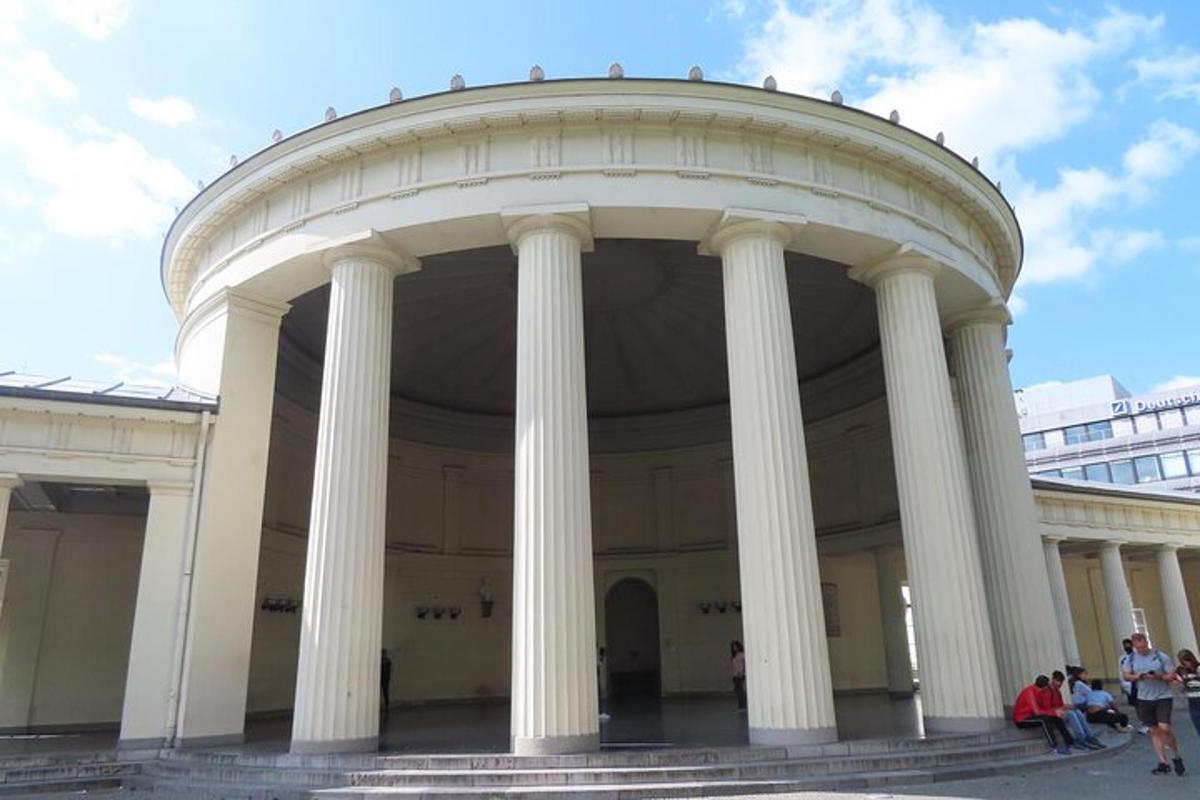 un grande edificio bianco con colonne sui lati