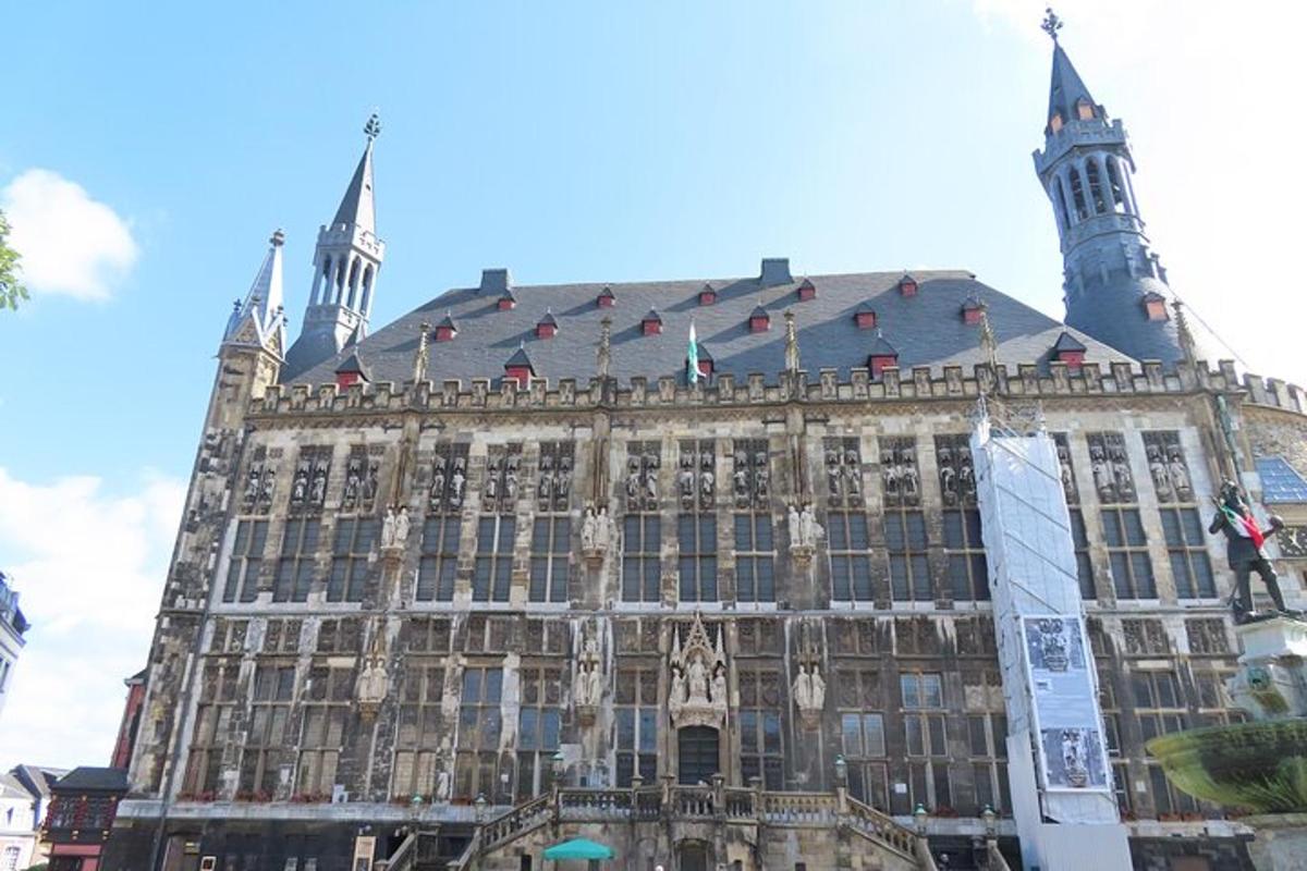 un grande edificio con una torre dell'orologio in cima