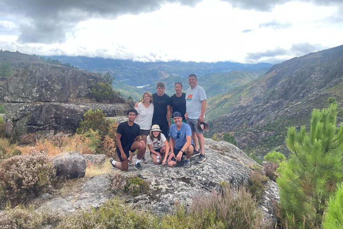 eine Gruppe von Menschen, die auf einem Berg für ein Foto posieren