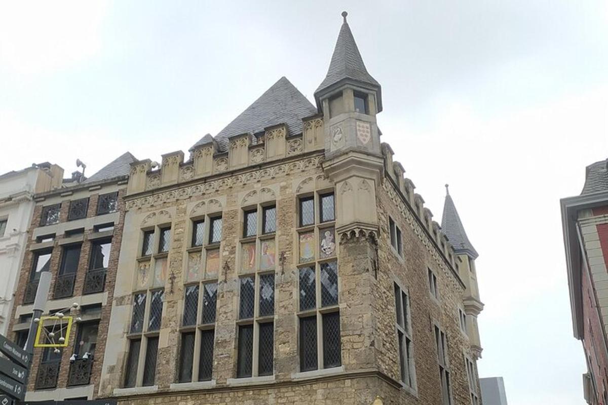 un edificio con una torre in cima