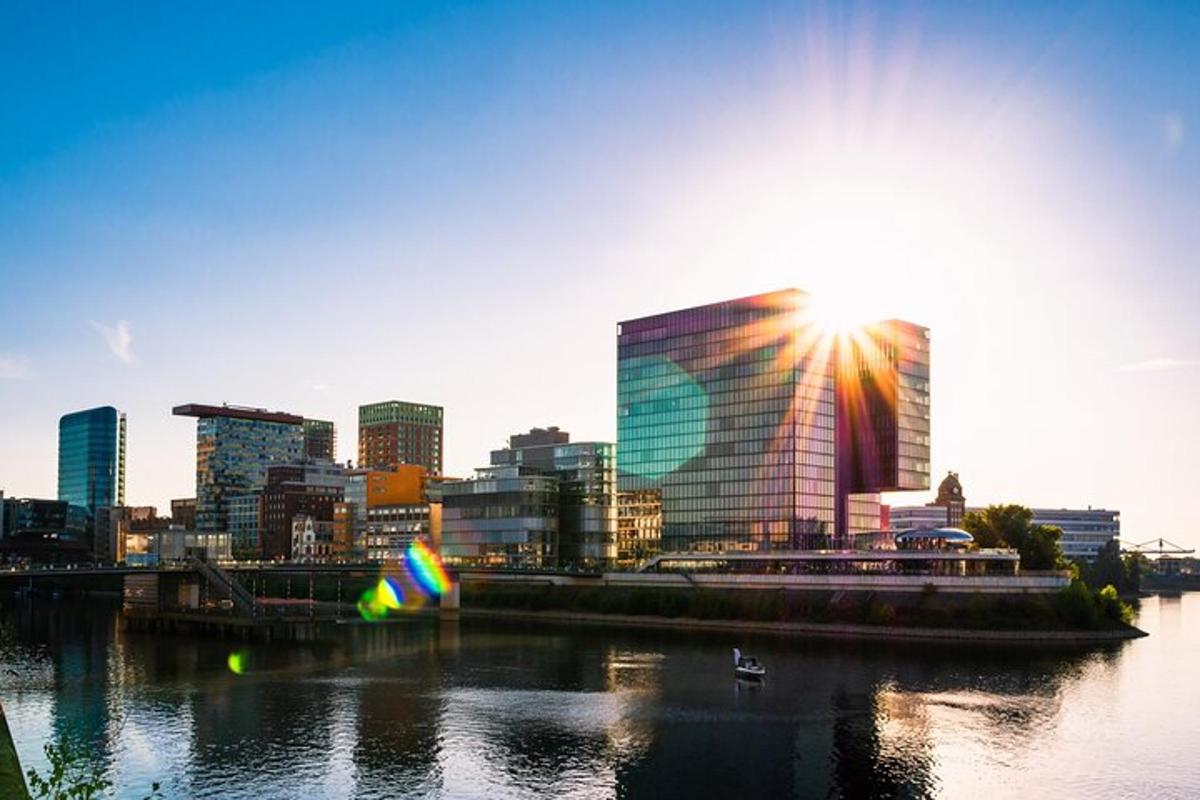 Un horizonte de ciudad con el sol brillando sobre un edificio